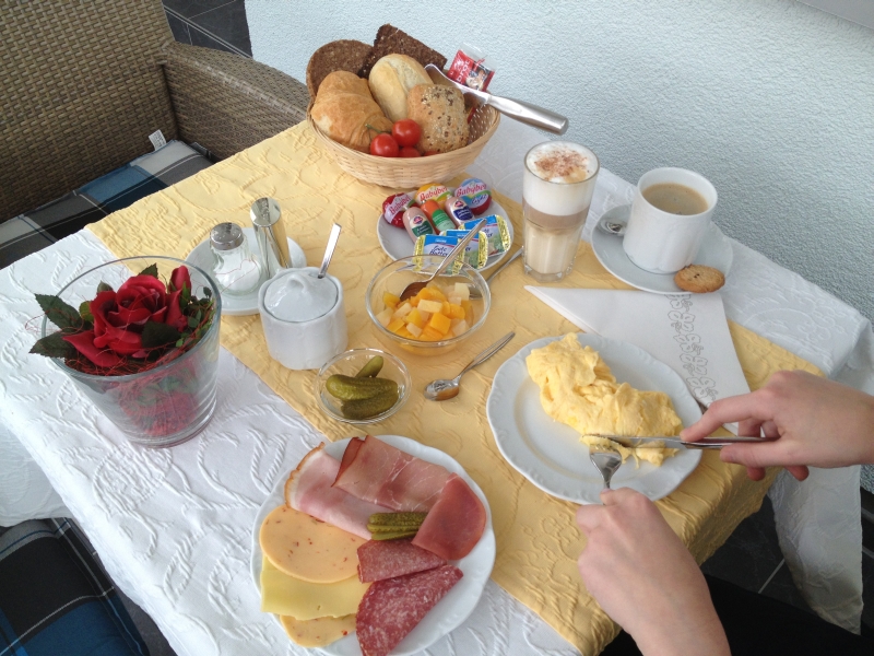 Frühstücksbuffet im Wintergarten – Hotel Johann